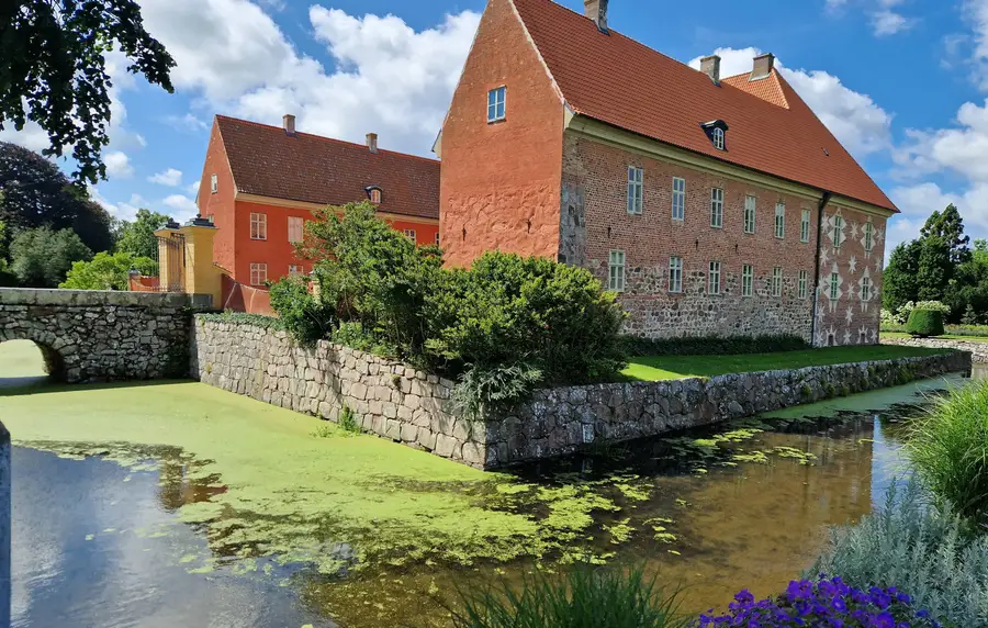 Krapperups slott med blommor i förgrunden