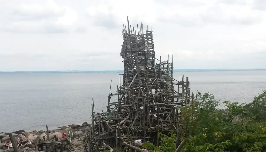 Nimis, ett torn av drivved vid havet på Kullaberg