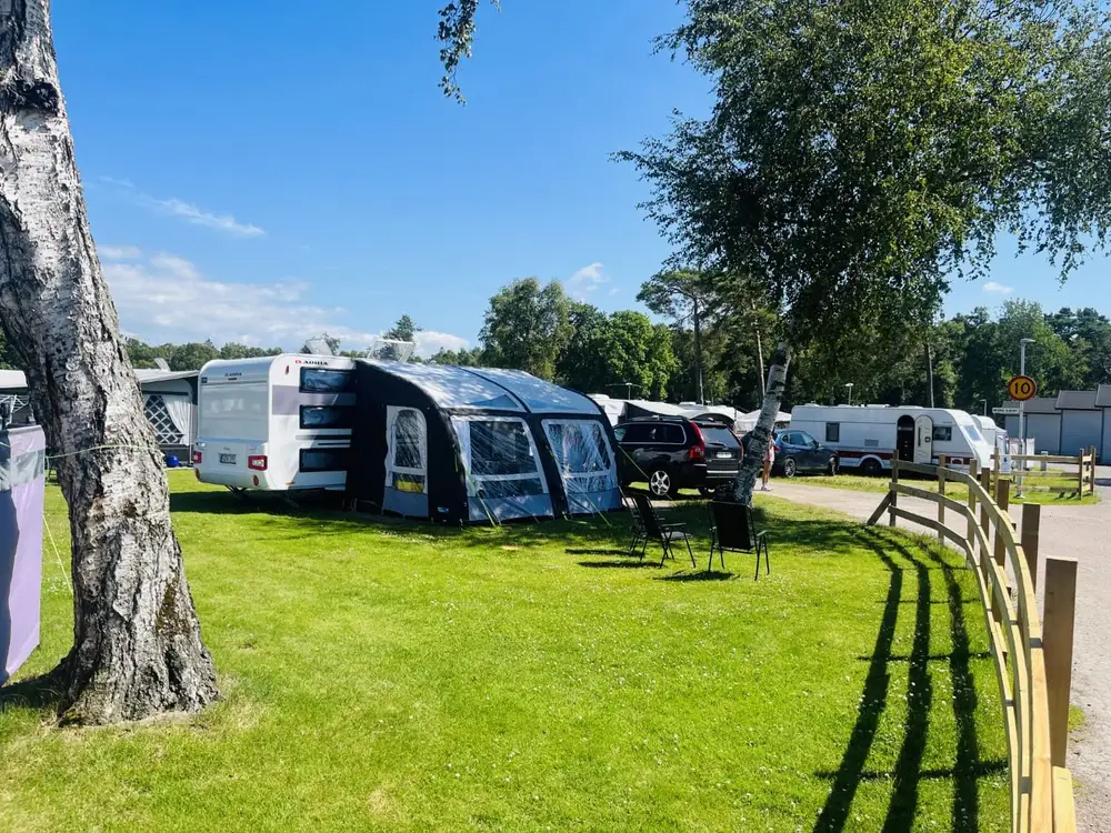 Stor campingtomt med husvagn och förtält
