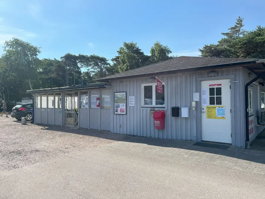 Receptionen, en grå träbyggnad