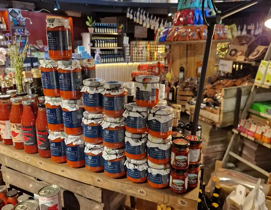Hyllor med delikatesser i Höganäs saluhall