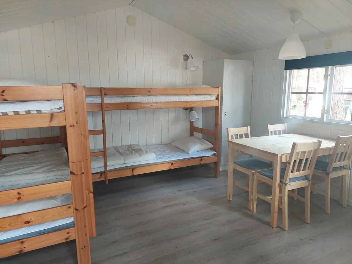 Två våningssängar i stugan